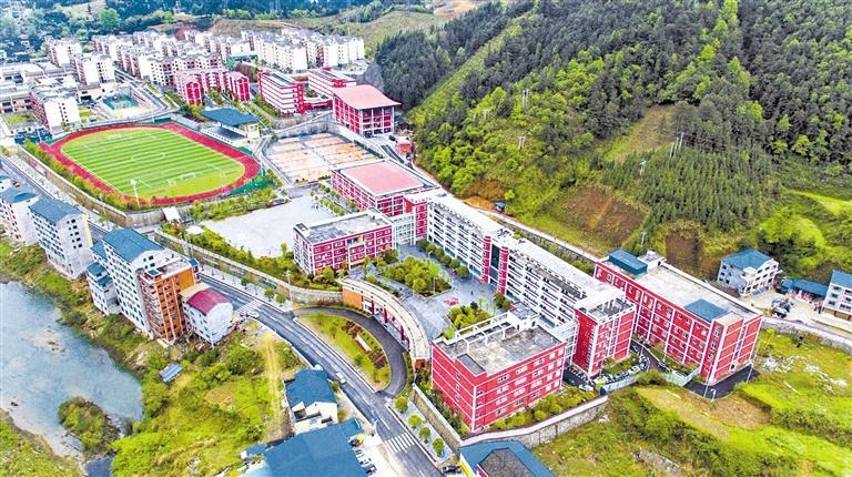 航拍锦屏县第四中学. (锦屏县教育和科技局供图)
