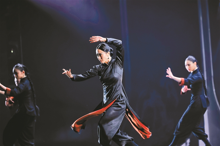 舞者张娅姝表演中.