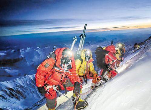 5月23日，2023年珠峰科考登顶队员在冲顶。新华社特约记者 拉 巴摄