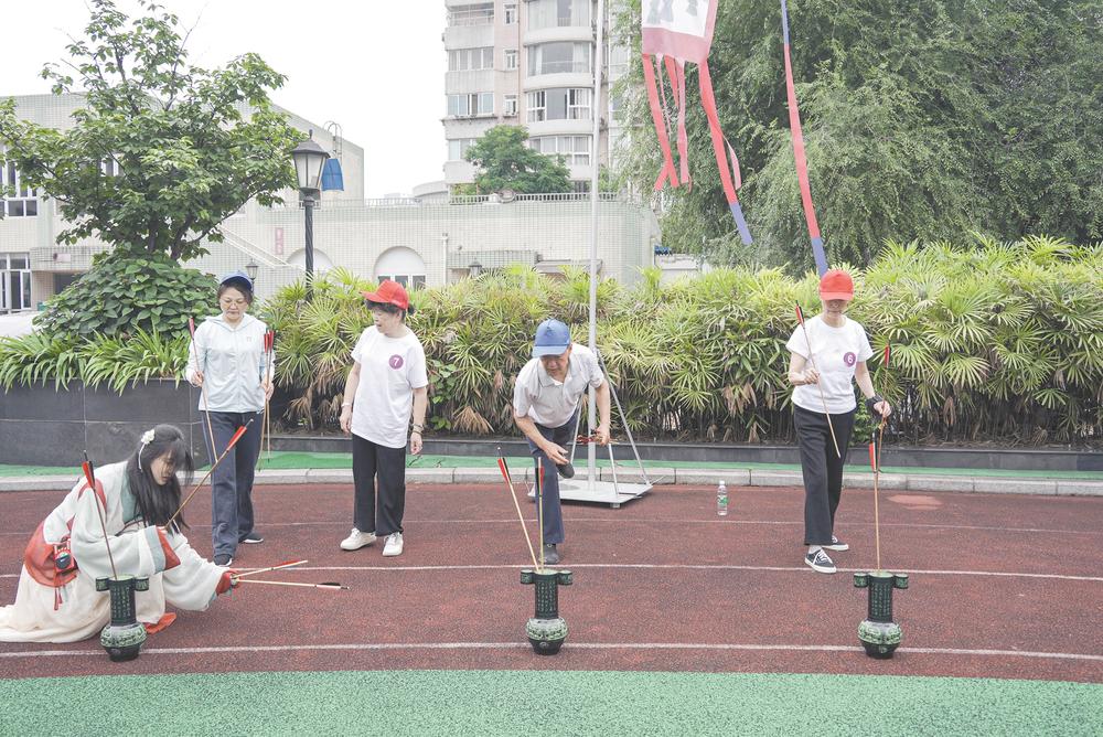 射箭、投壶、锤丸、木射……当成都老年人遇见“古代运动”|成都市|四川省|参加|宣传|运动员_手机新浪网