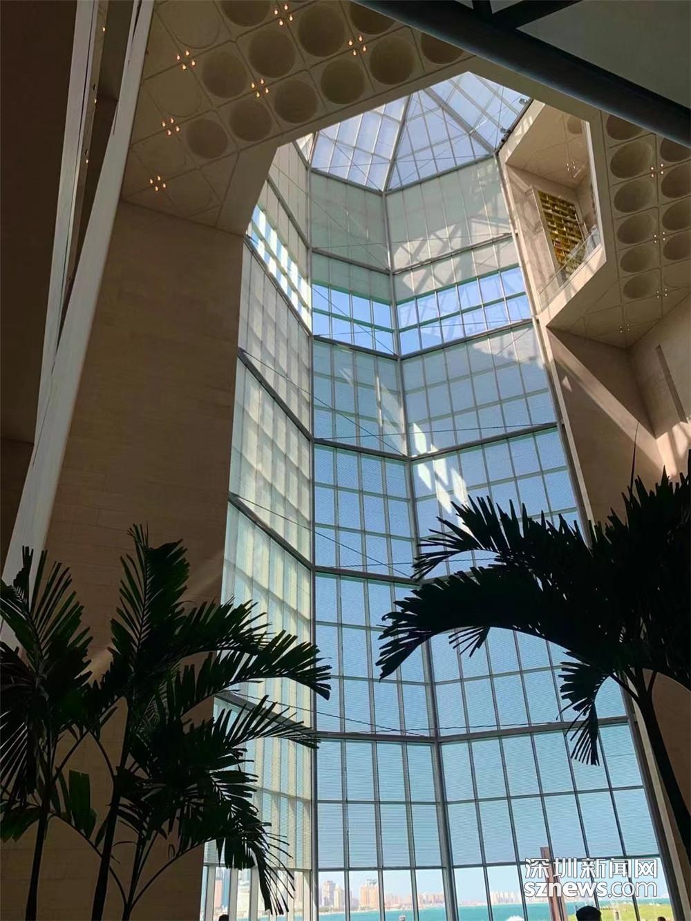 博物馆中庭偌大的银色穹顶之下,150英尺高的玻璃幕墙装饰四壁.