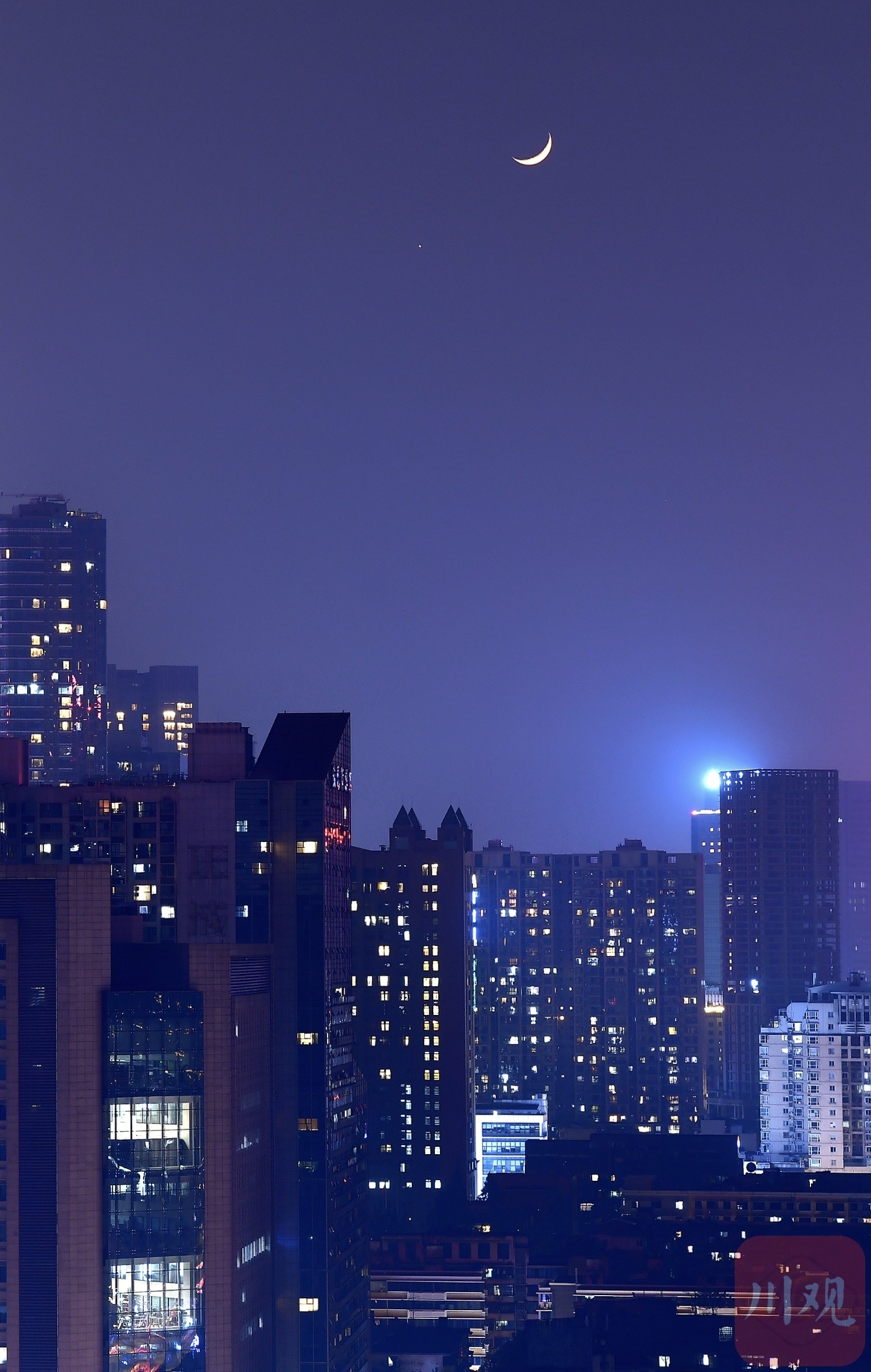 "星月童话"显现在市区的天空夜幕下的"星月童话"城市上空观"金星伴月"