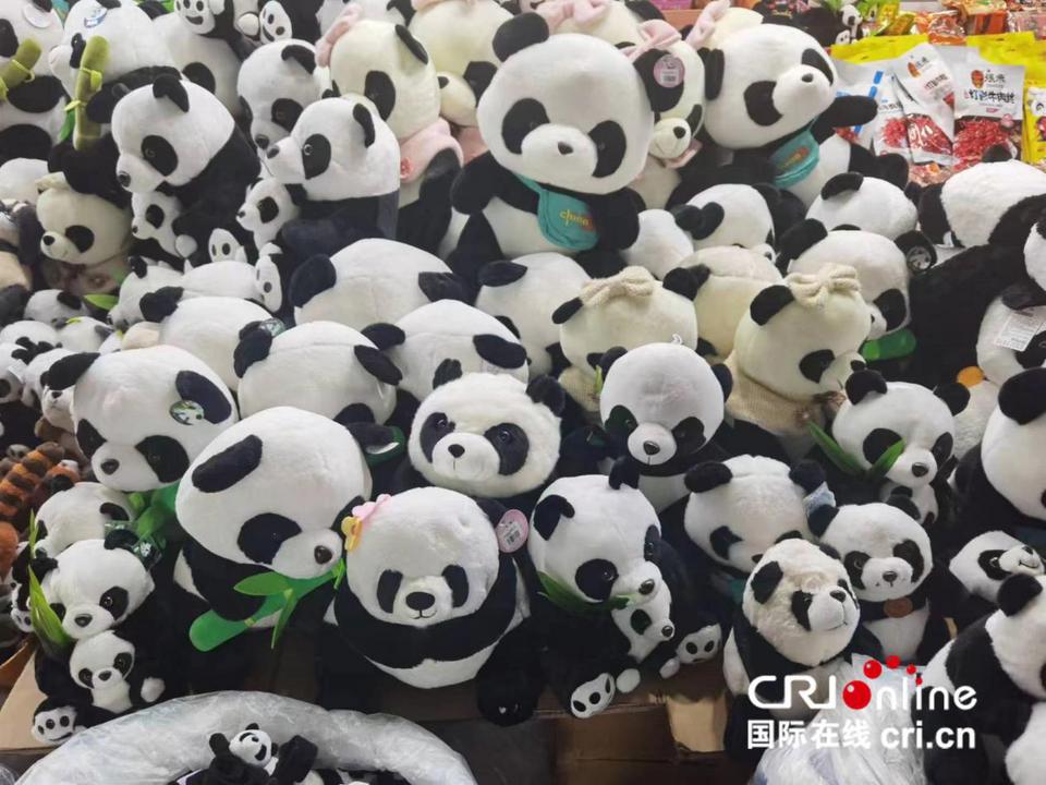 宽窄巷子一家熊猫玩偶专卖店（摄影：任丽君）