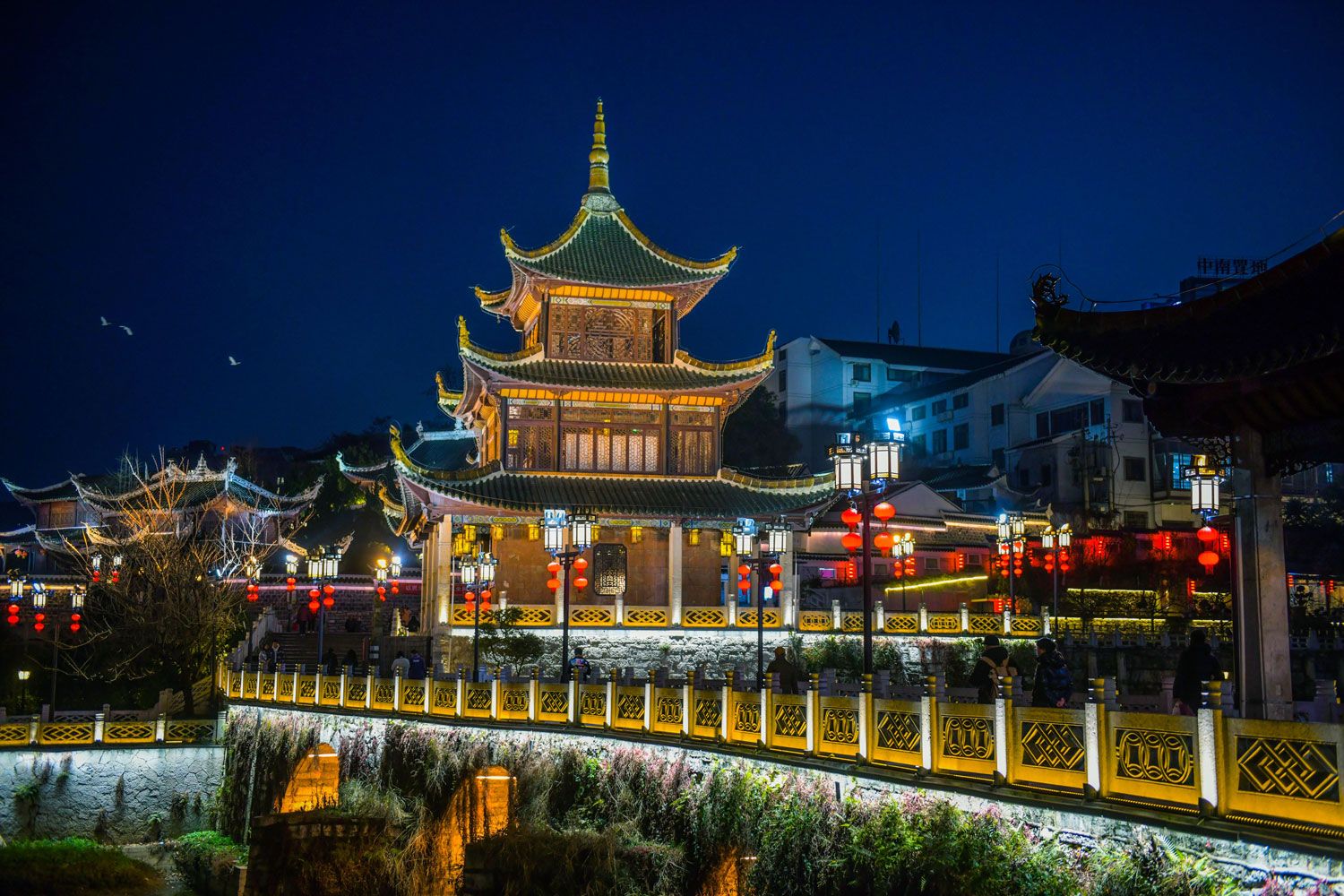 贵阳著名的文物古迹甲秀楼,也具有桥梁属性贵州日报天眼新闻记者 