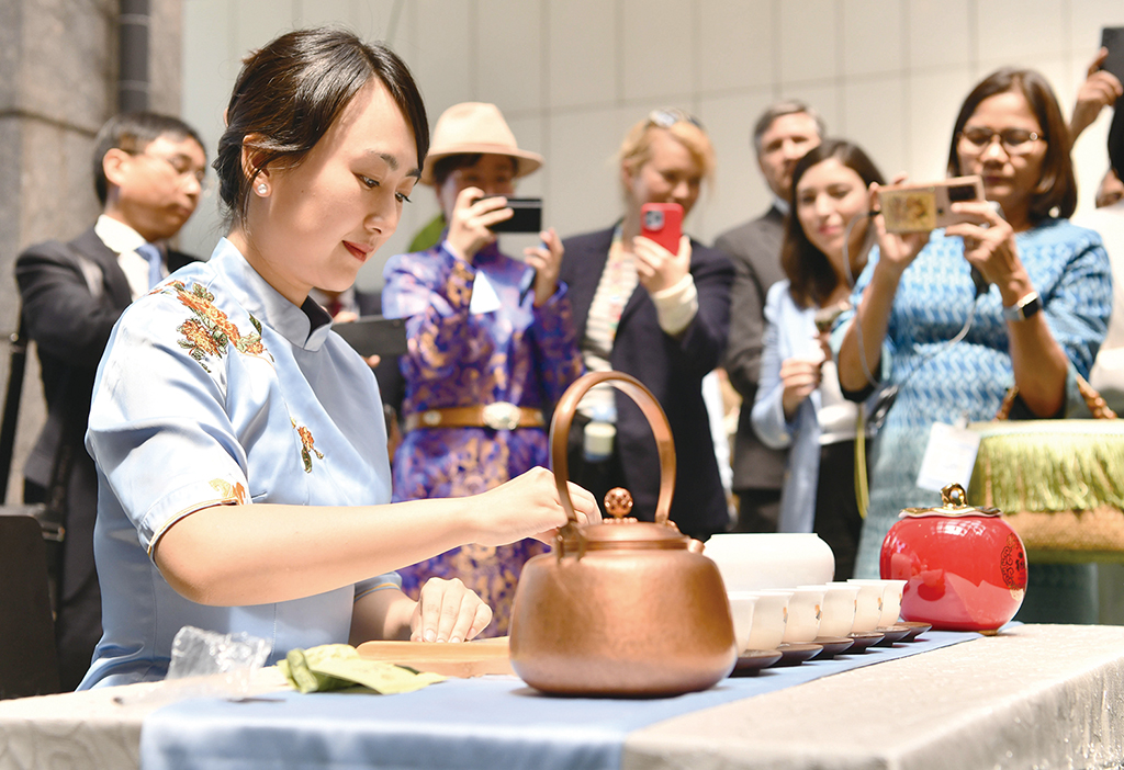 图1 福建安溪铁观音茶文化系统的代表表演茶艺.
