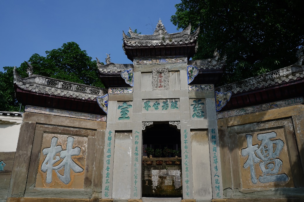 育才学校旧址紧临古圣寺旁边的是新时代的育才学校,学生们有的刺绣,有