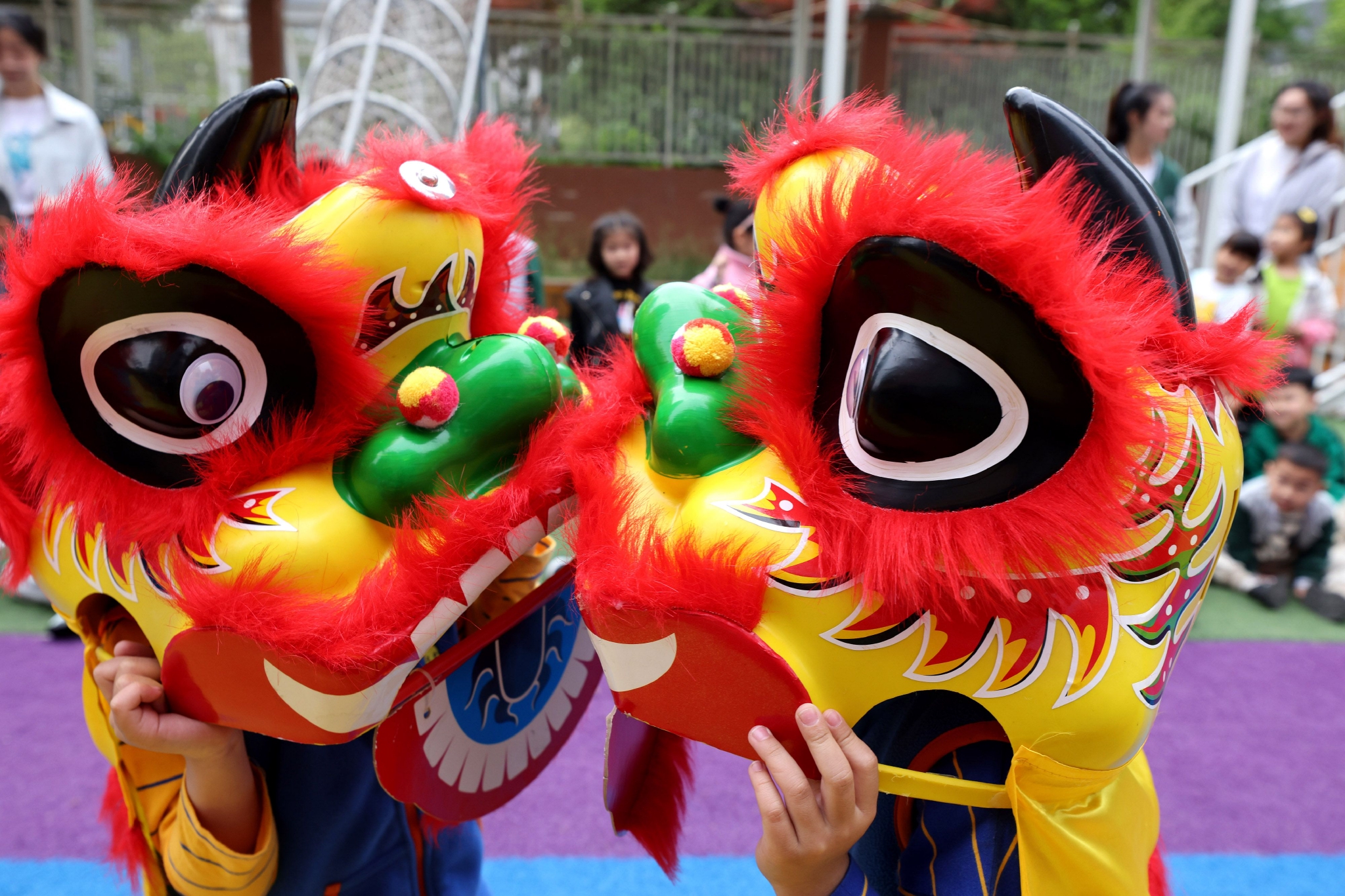 孩子们在舞狮子.通讯员 吉喆 摄
