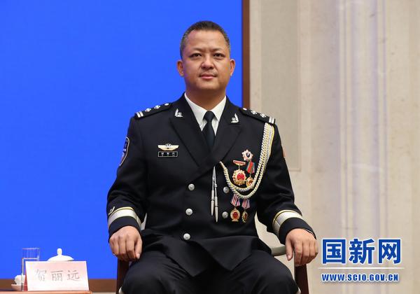 五位公安英模和立功集体代表亮相中外记者见面会用血肉