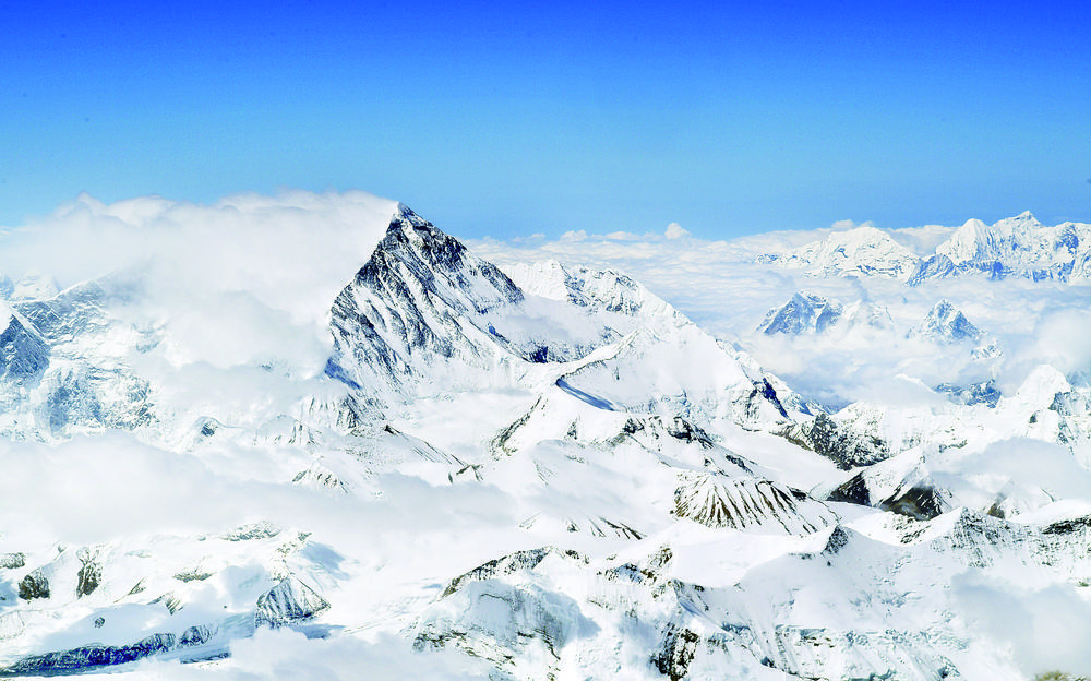 从空中拍摄的珠峰 新华社发