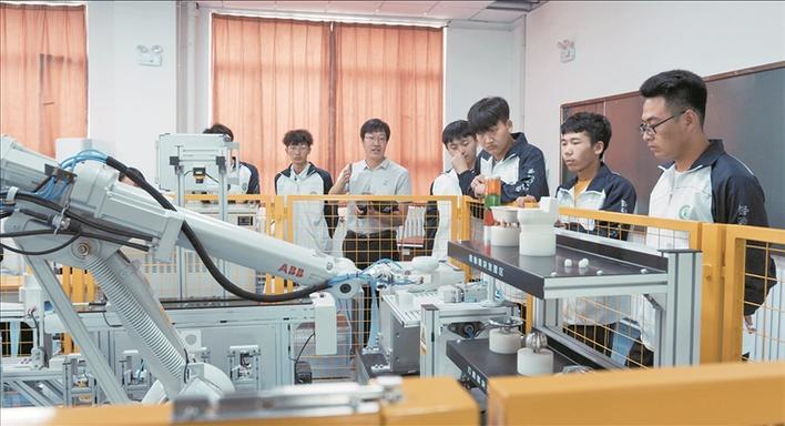 石河子工程职业技术学院工业机器人技术专业老师在讲解机械臂的工作