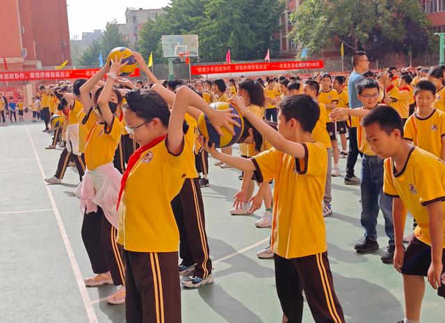 学生们现场玩起排球趣味游戏.受访者供图