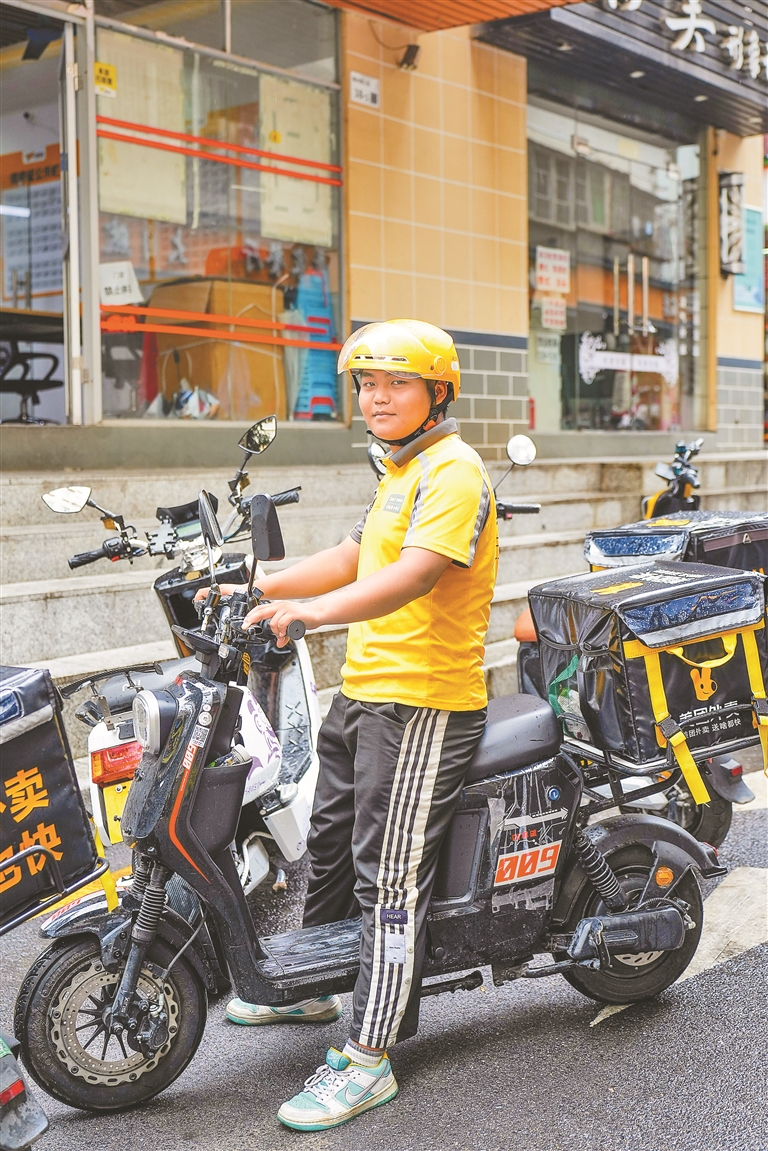 美团配送骑手王勇. 深圳晚报记者 严文婷 摄