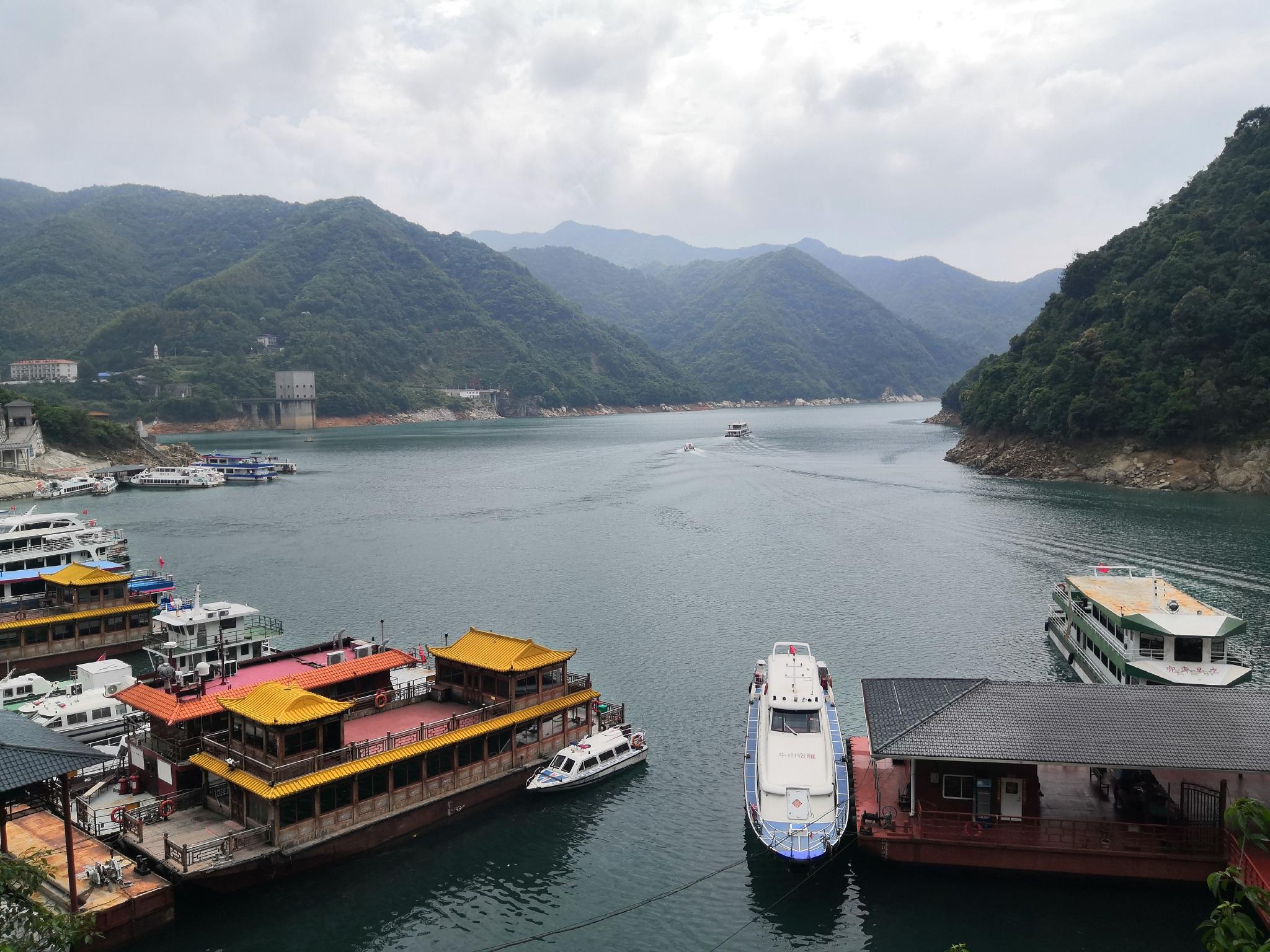 游船行驶在风景秀美的东江湖景区&nbsp;&nbsp;&nbsp;&nbsp; 摄影/程