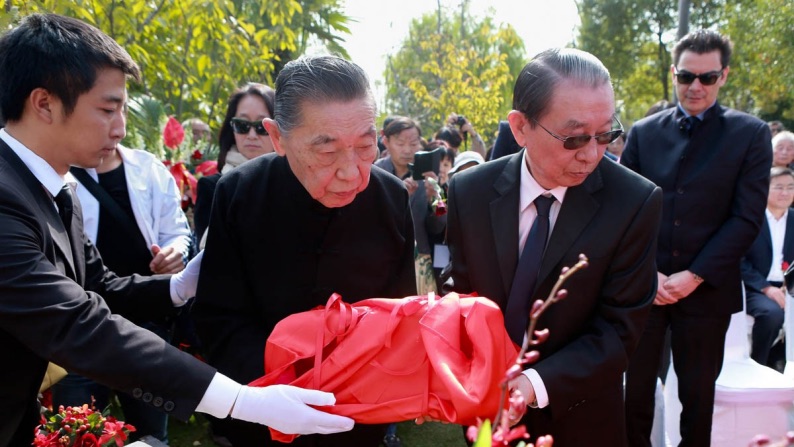 傅聪和傅敏兄弟俩出席傅雷夫妇墓安葬仪式(2013年)