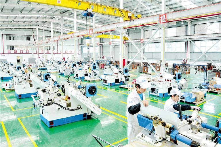 贵州兴富祥立健机械有限公司生产车间,工人在赶制装备制造订单.