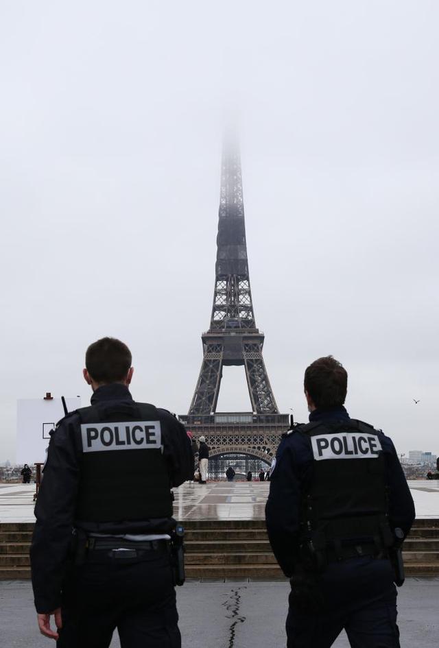 2021年1月27日,警察在法国巴黎埃菲尔铁塔附近的特罗卡德罗广场巡逻.