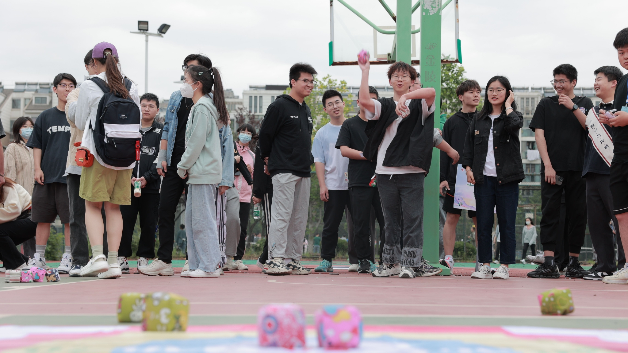学生们正在进行趣味丢沙包比赛.通讯员 吴浩 摄