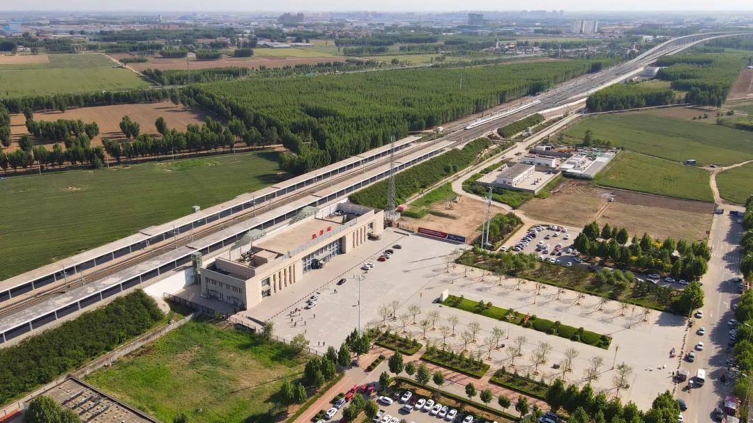 胜芳站位于河北省霸州市,是津保铁路上的客运站,车站规模为2台4线