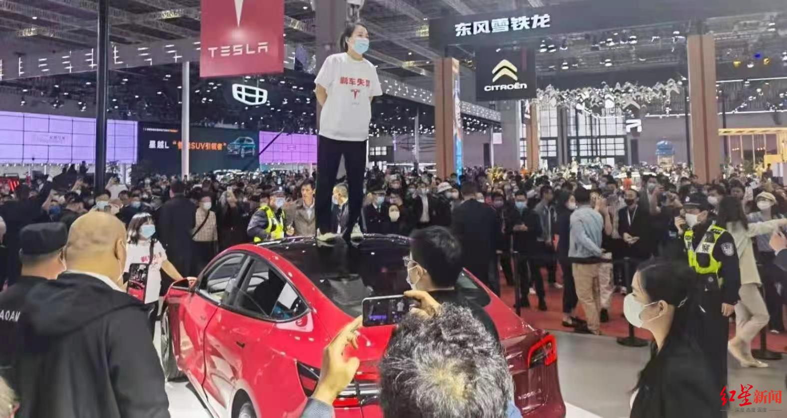 ↑2021年4月,张女士在上海车展特斯拉展台**