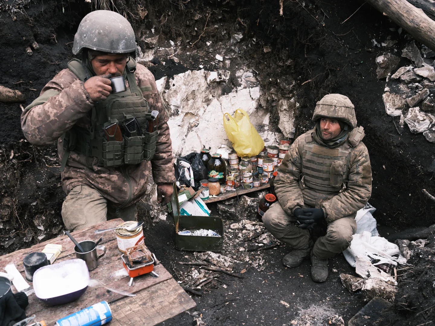 ↑炮击间歇期间，两名乌克兰步兵喝了咖啡和茶