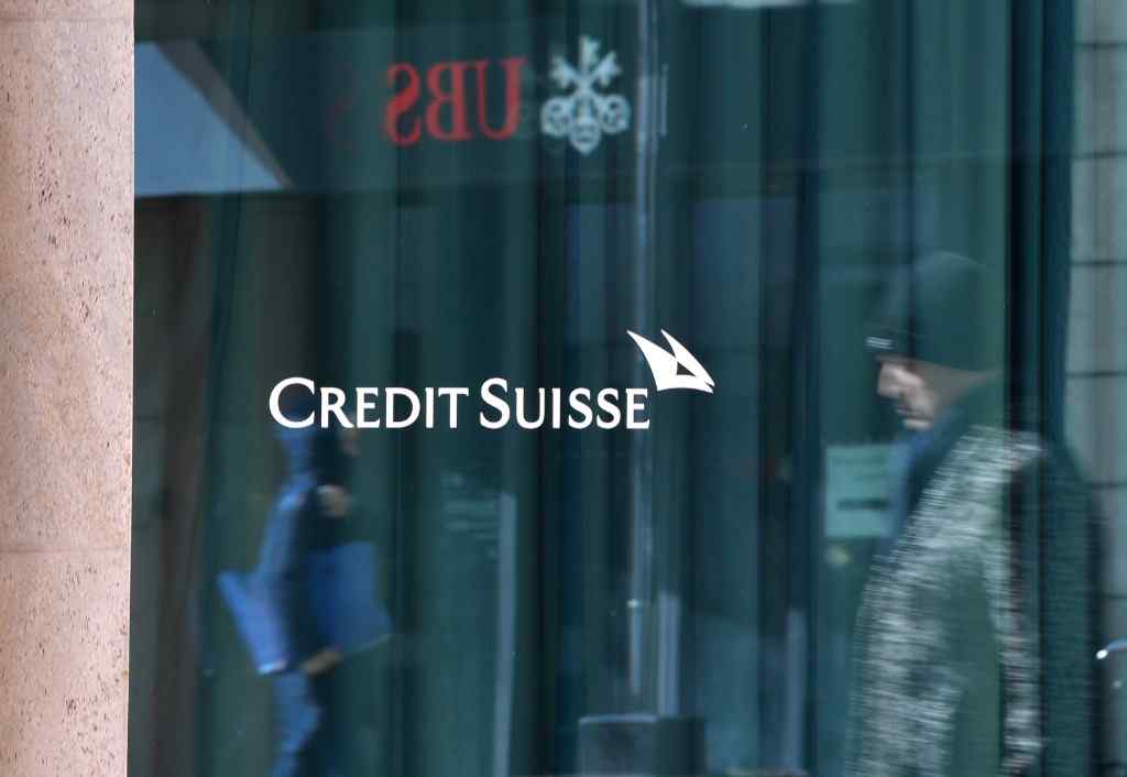 4月4日，在瑞士日内瓦，人们走过瑞士信贷银行大楼。新华社记者连漪摄