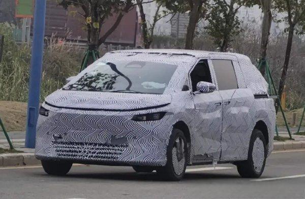 小鹏汽车全新纯电七座MPV定名X9 四季度发布