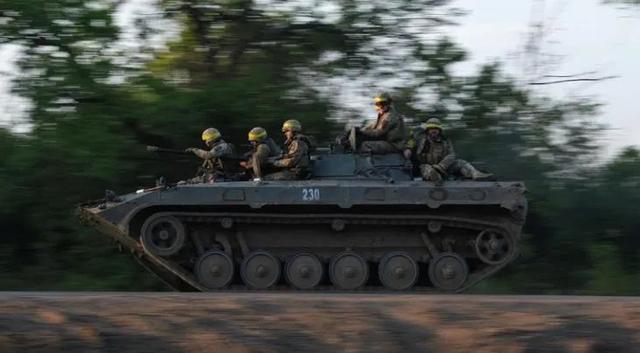 图：乌克兰士兵乘坐步兵战车前往巴赫穆特