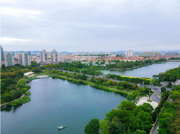 　　月牙湖畔 山水城林实景航拍图