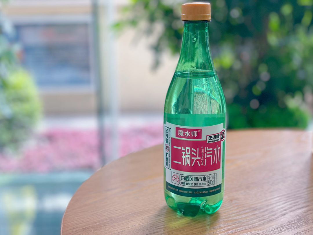 二锅头汽水,凭借这一天马行空的创意,在短时间内攻入了北上广深等一