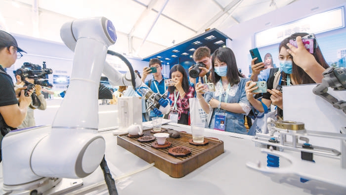 在srt软体机器人展示区,机器人模拟煮茶师倒水,泡茶,倒茶等动作