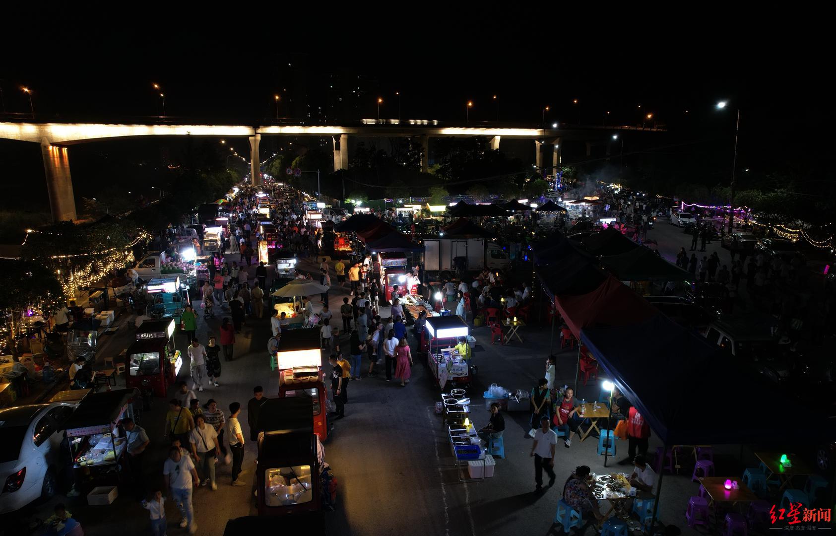 一个网红夜市的"去与留":一度堵住村民回家路 当地回应规范管理留住