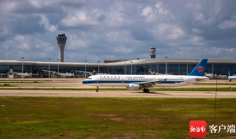 海口美兰国际机场,一架飞机正在起飞.记者 刘洋 摄