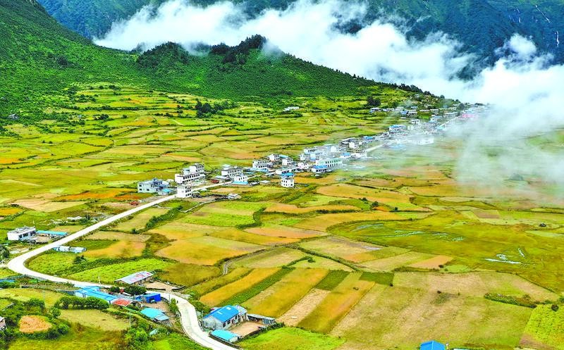 日喀则市吉隆县吉隆镇乡村公路.记者唐斌摄