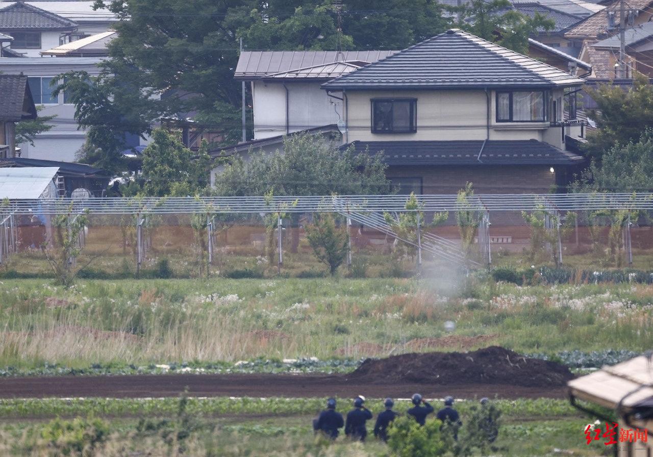 警方包围嫌疑人藏身地点