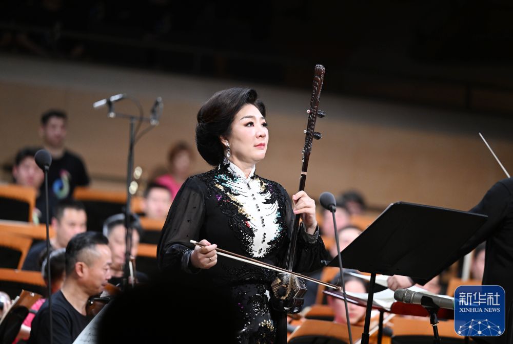 5月25日,在天津大剧院音乐厅,二胡演奏家宋飞在舞台上演出.