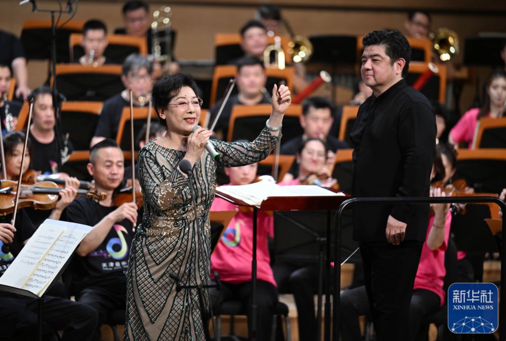 5月25日,在天津大剧院音乐厅,歌唱家关牧村在舞台上演出.