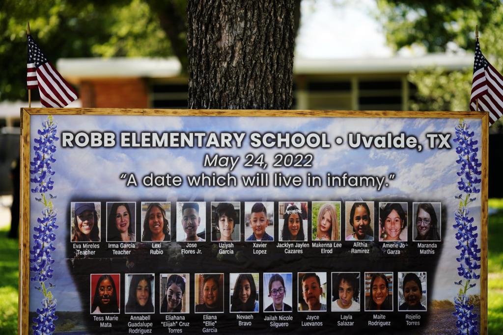 　　5月24日，美国得克萨斯州小城尤瓦尔迪的原罗布小学摆放着校园枪击遇害者的照片。（新华社记者吴晓凌摄）