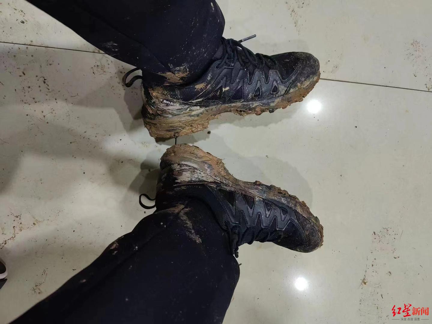 ▲搜救完成后，刘斌的鞋也满是泥巴