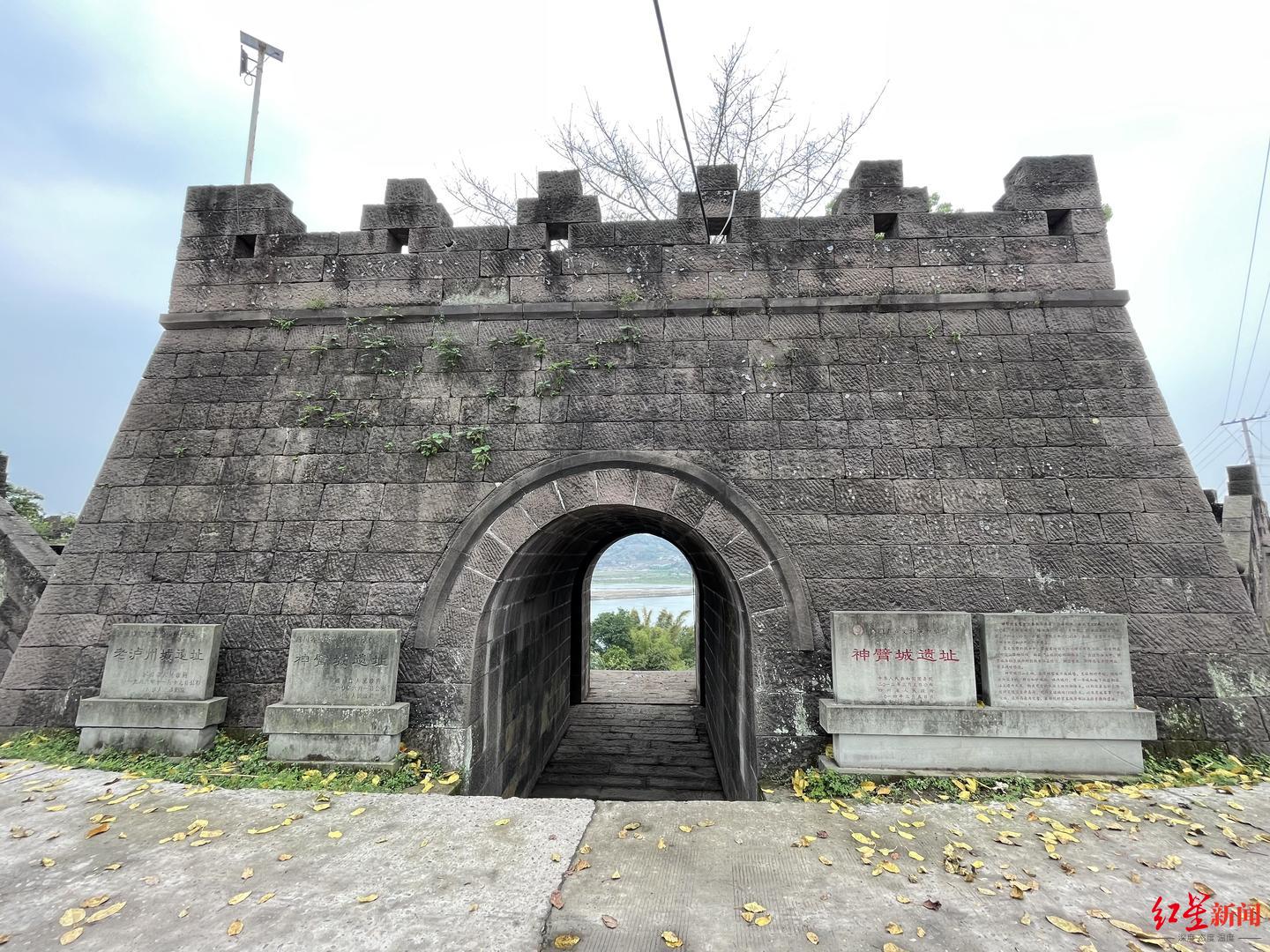 南宋淳祐三年(1243年)筑城,迁潼川府路泸州安抚司