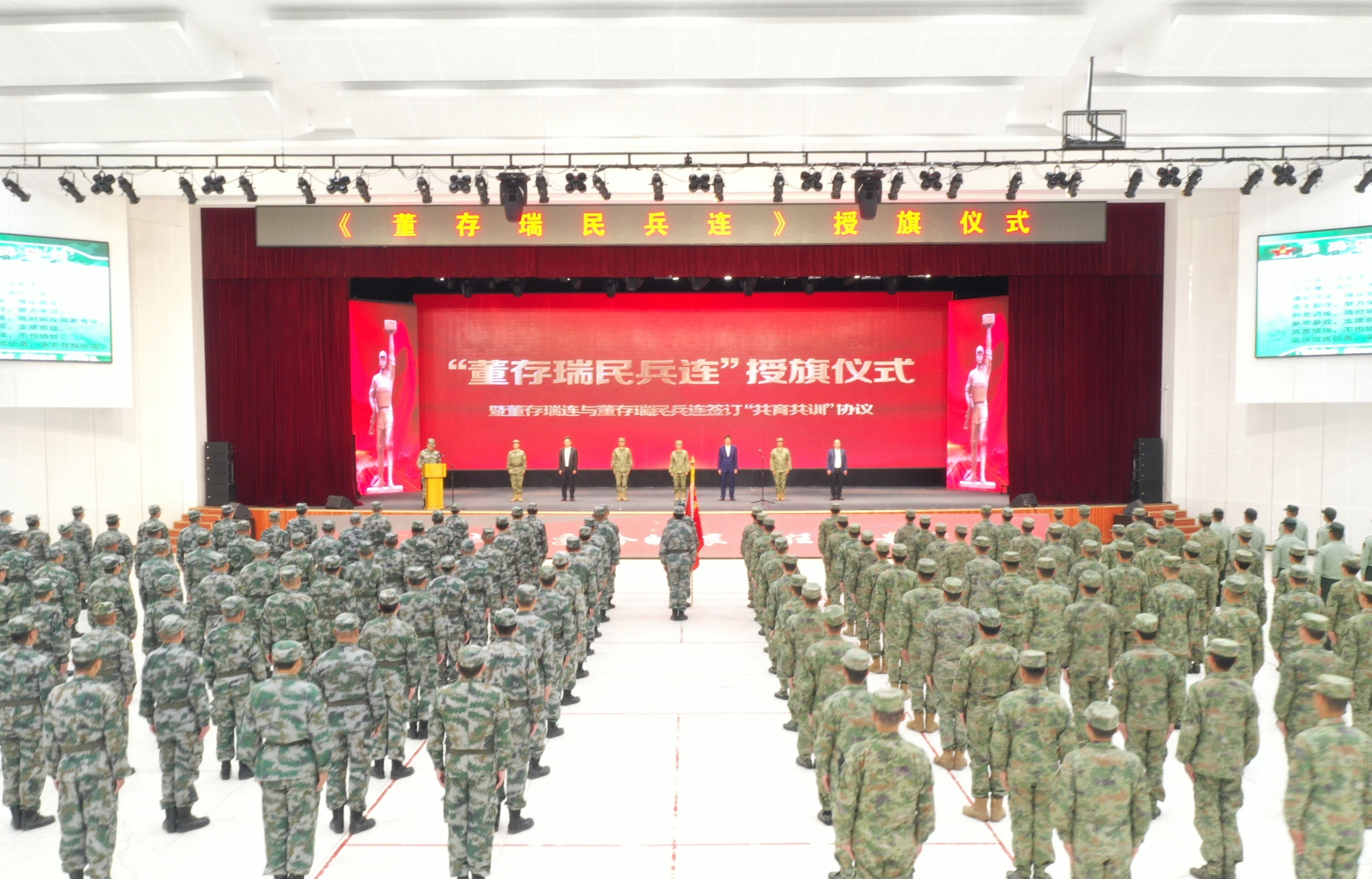 "从董存瑞部队退役后,能够再次擎起英雄的旗帜,我感到无比光荣和自豪.
