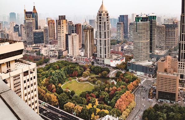 2018年,被老建筑包围的淮海路商圈 孙中钦 摄