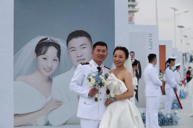 任宇航和汪娅娅支队人力资源科干事李青峰和爱人吴娜刘洪震和宋佳艳