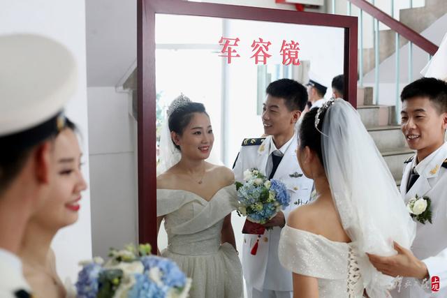 走上红毯前再理一下婚纱.