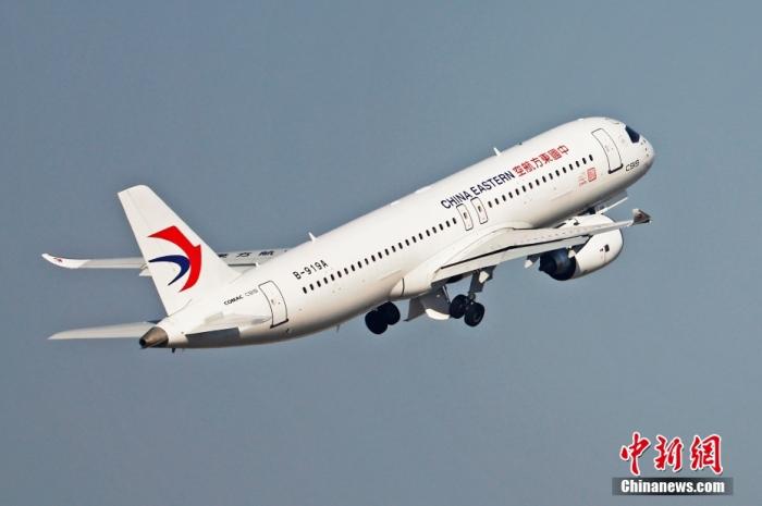 1月28日，东航全球首架C919国产客机从虹桥机场起飞。 中新社记者 殷立勤 摄