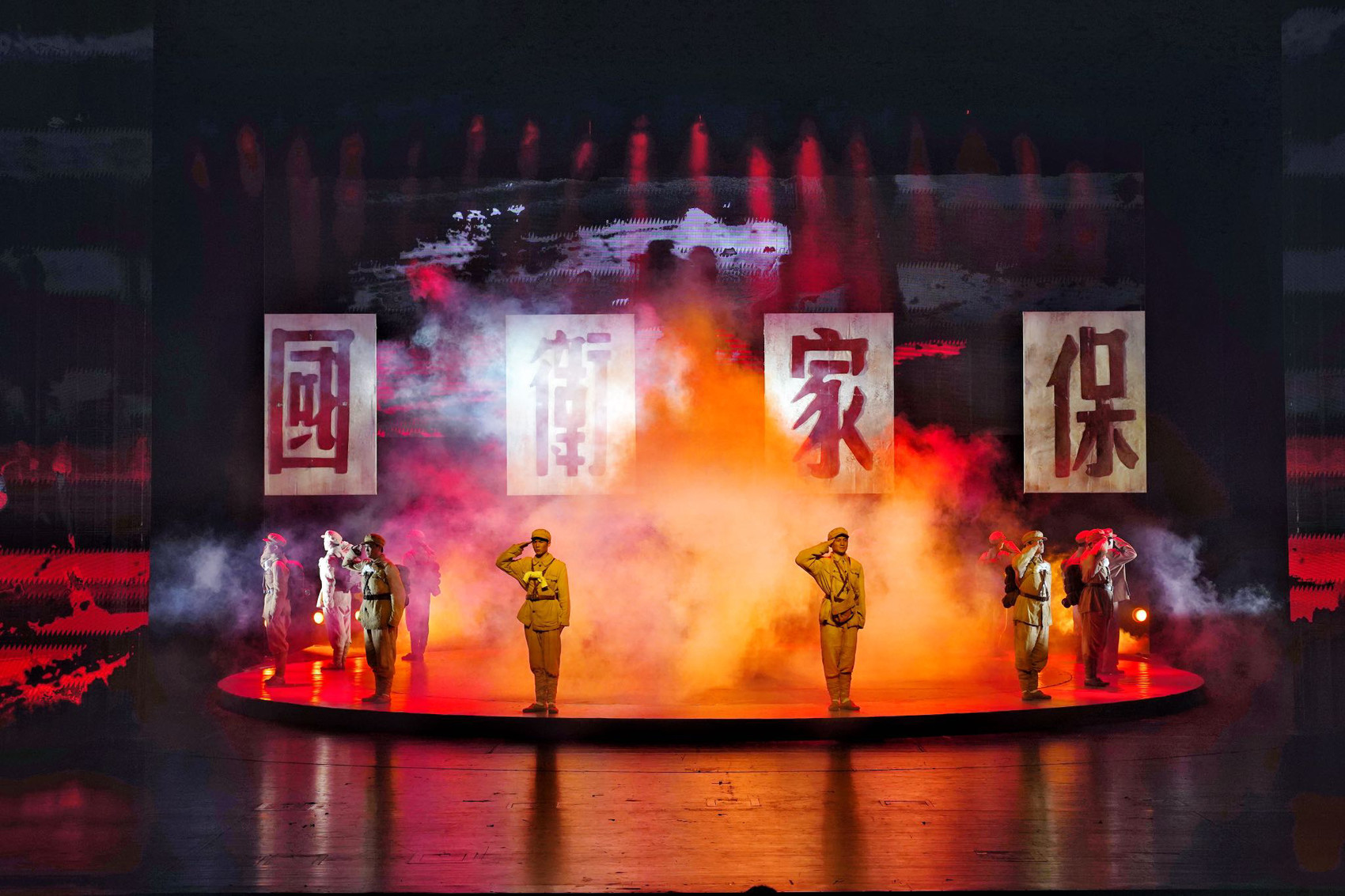 大型原创话剧《平凡英雄》剧照主创团队负责人黄国庆介绍,此次进京