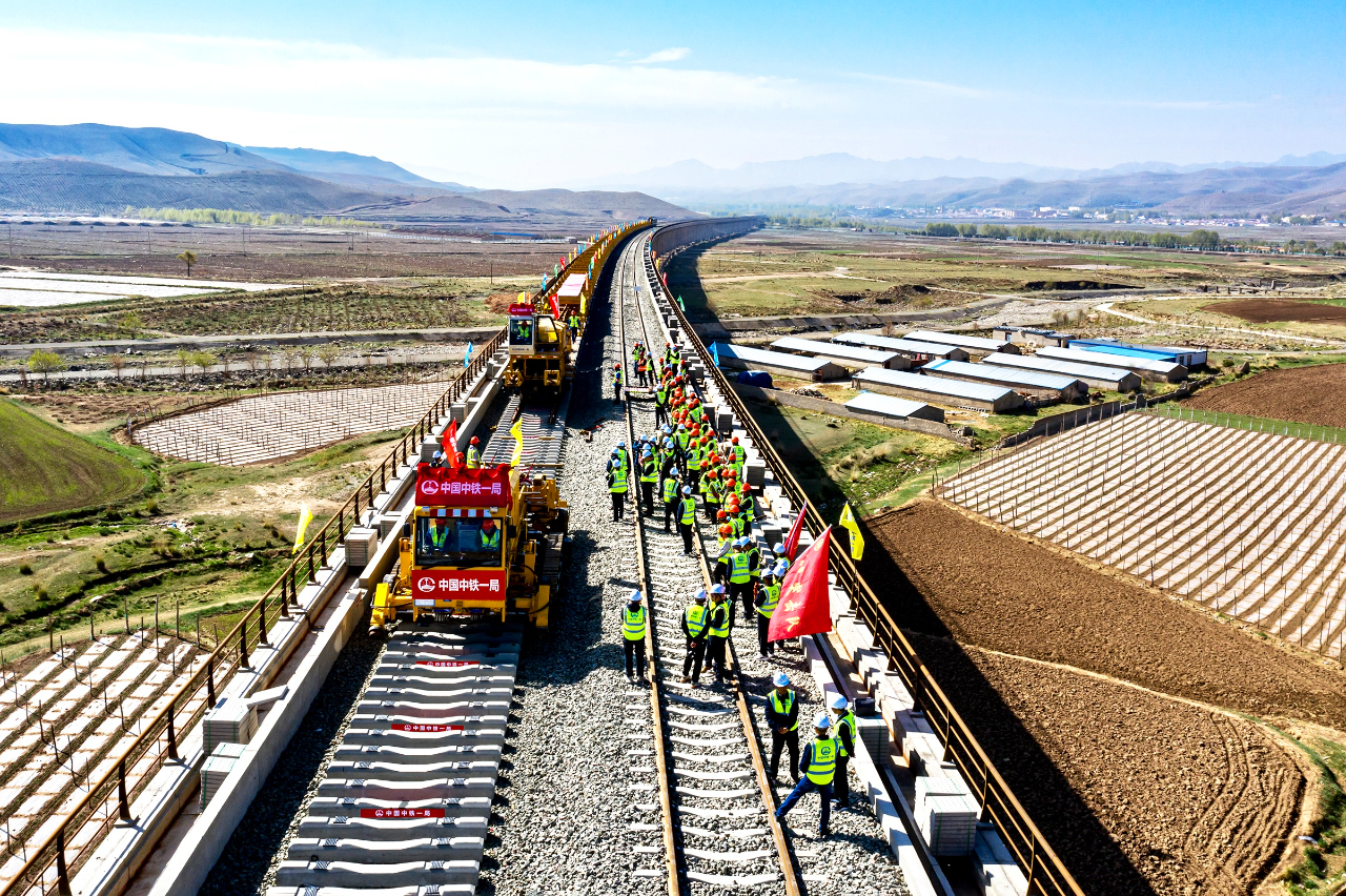 河西走廊再添新通道:兰张三四线铁路兰武段开始铺轨_新浪财经_新浪网