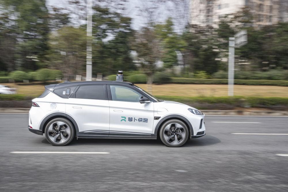 这是3月3日在重庆市永川区拍摄的行驶在城区道路上的百度apollo自动