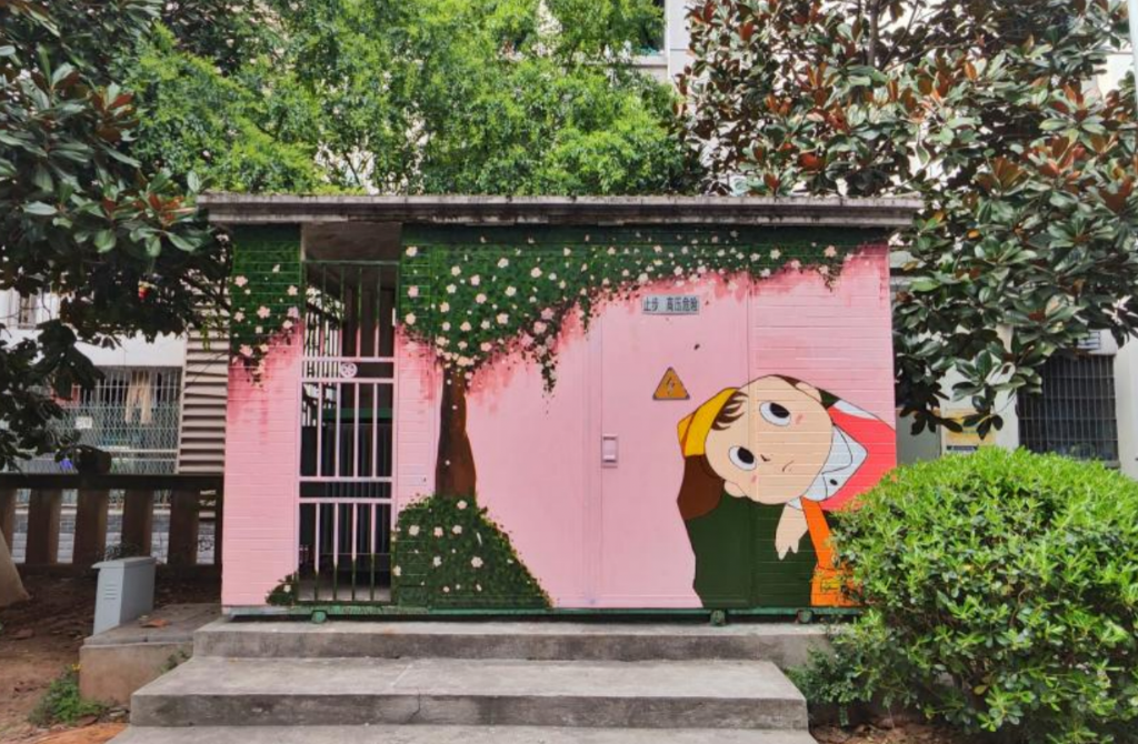 部分花坛和电箱进行了设计和绘制,用多彩墙绘点"靓"校园,助力美丽校园