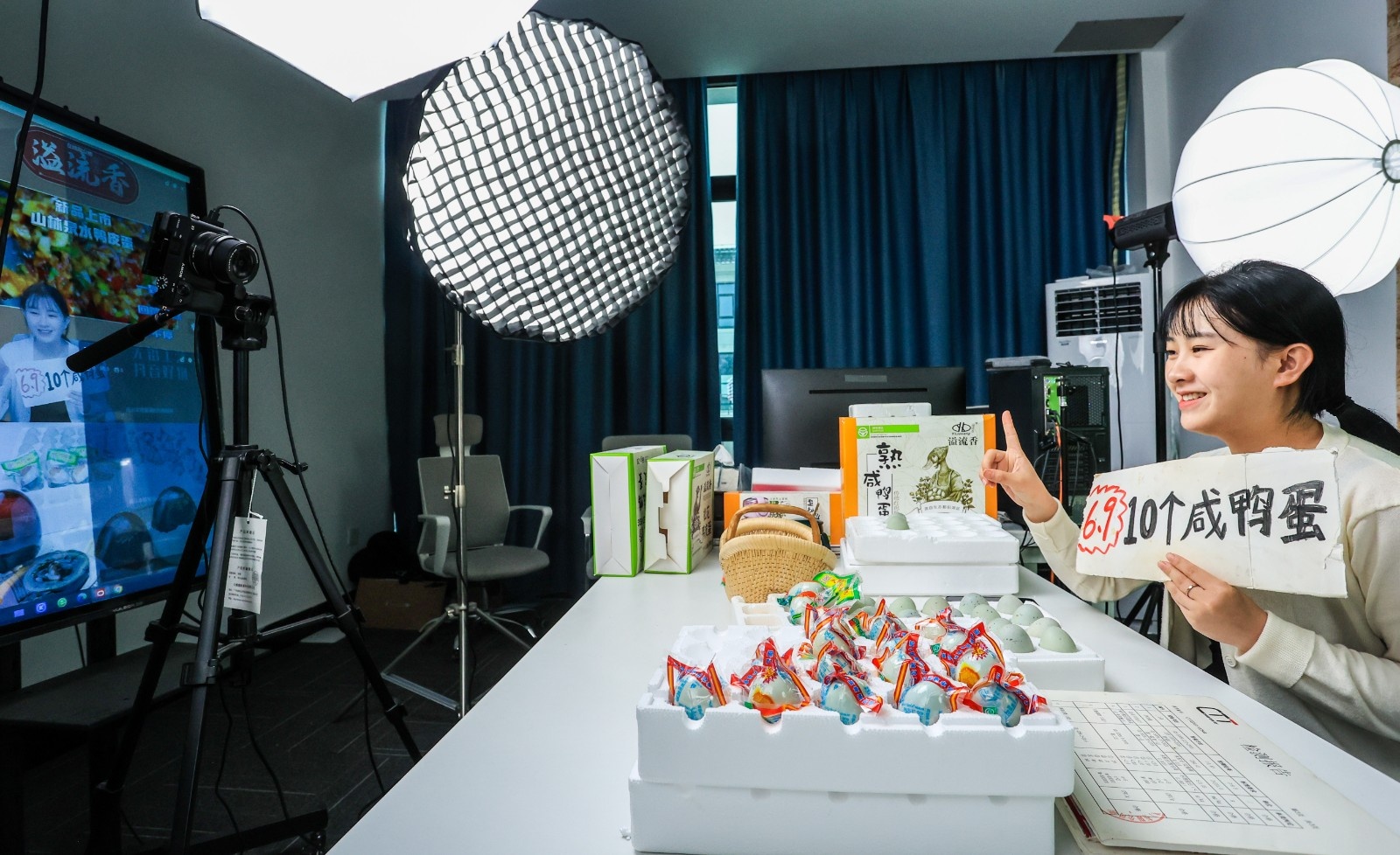 江西省瑞昌市乡村振兴电商中心农产品直播间内,主播正在向客户推介农