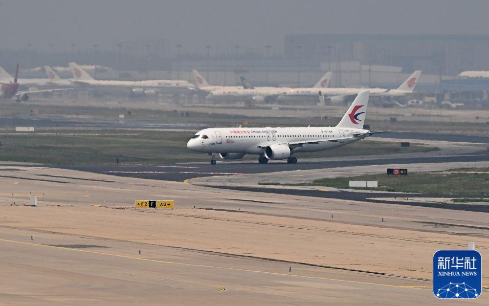 5月28日,c919首个商业航班东航mu9191在北京首都国际机场平安降落.